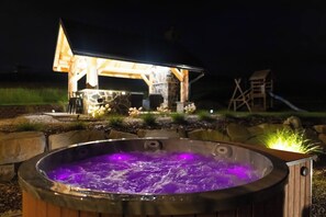 Outdoor spa tub - Enchanting 3-bedroom chalet in Bańska Niżna for your getaway (Bańska Niżna)