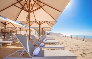 På stranden, solstolar och strandhanddukar
