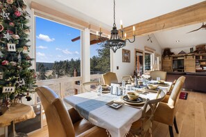 Dining - NEW-find serenity at Toca El Cielo Ranch : your peaceful mountain retreat (Lake George)