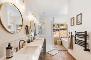 Shower, hair dryer, bidet, towels - NEW-find serenity at Toca El Cielo Ranch : your peaceful mountain retreat (Lake George)
