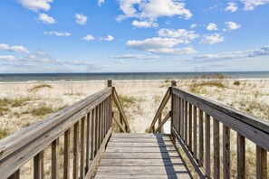 On the beach - Coastal Kyma, a completely reimagined oceanfront retreat- the beach is just beyond your back deck (Fernandina Beach)
