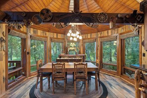 Dining - SUNNYSIDE, FLAT YARD, HOT TUB, MOUNTAIN VIEWS, WOOD BURNING FIREPLACE (Sundance)