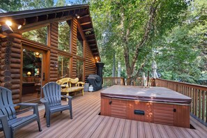 Outdoor dining - SUNNYSIDE, FLAT YARD, HOT TUB, MOUNTAIN VIEWS, WOOD BURNING FIREPLACE (Sundance)