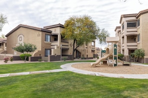 Children’s area - Cozy 2-Bedroom Condo with Mountain View, Hot tub and Heated Pools (Mesa)