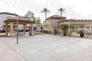 Sports court - Cozy 2-Bedroom Condo with Mountain View, Hot tub and Heated Pools (Mesa)
