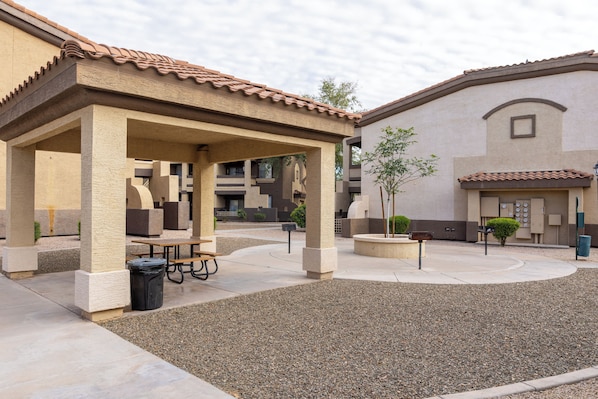Outdoor dining - Cozy 2-Bedroom Condo with Mountain View, Hot tub and Heated Pools (Mesa)