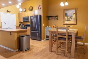 Dining - Cozy 2-Bedroom Condo with Mountain View, Hot tub and Heated Pools (Mesa)