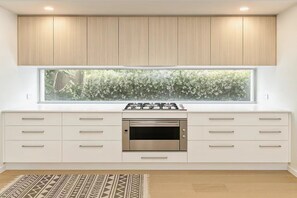 Fridge, microwave, oven, stovetop - Independent house near highway / fully air-conditioned (Rochedale)