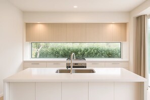 Fridge, microwave, oven, stovetop - Independent house near highway / fully air-conditioned (Rochedale)