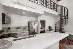 Fridge, microwave, oven, stovetop - Sunny Beach Escape – Steps to Ocean & Bay (San Diego)