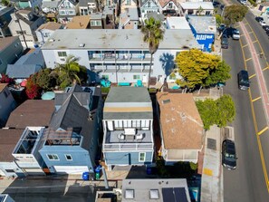 Un quartier résidentiel comprenant plusieurs maisons, une rue et une voiture garée.