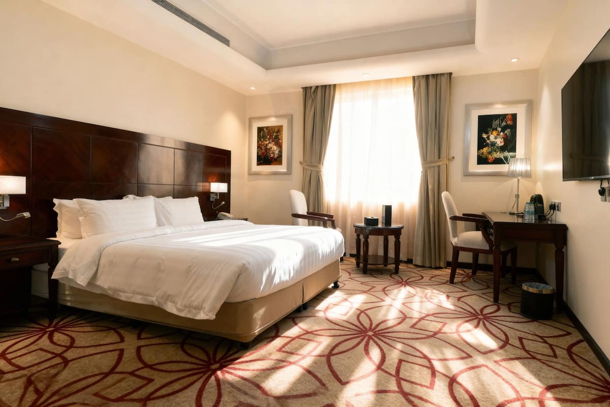 Suite Junior, vue sur la ville | Coffre-fort, fer et planche Ă repasser, accĂšs au Wi-Fi (inclus)