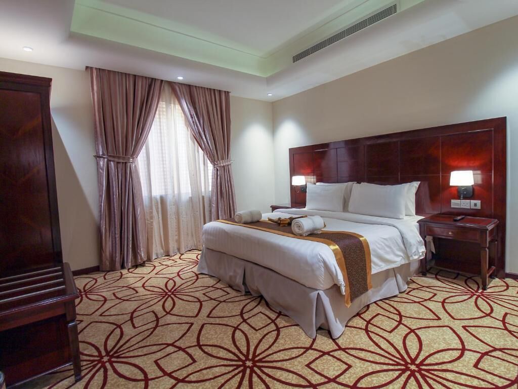 Chambre Deluxe Double ou avec lits jumeaux, vue ville | Coffres-forts dans les chambres, fer et planche à repasser