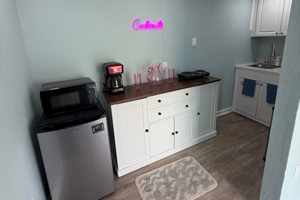 Comfort Studio, Patio, Garden View | Private kitchen | Microwave