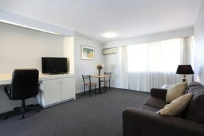 Family Room | Iron/ironing board, cribs/infant beds, rollaway beds, free WiFi - Reef Resort By Coastal Letting (West Mackay)