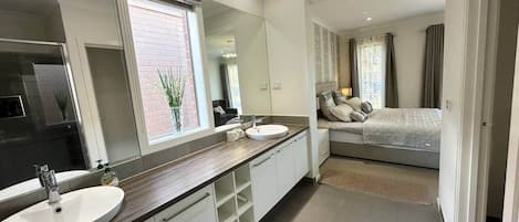 4 Schlafzimmer, Zimmersafe, Bügeleisen/Bügelbrett, WLAN