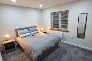 Iron/ironing board, WiFi, bed sheets - 2 Bed House Sleeps 5 -Private Garden (Stirling)