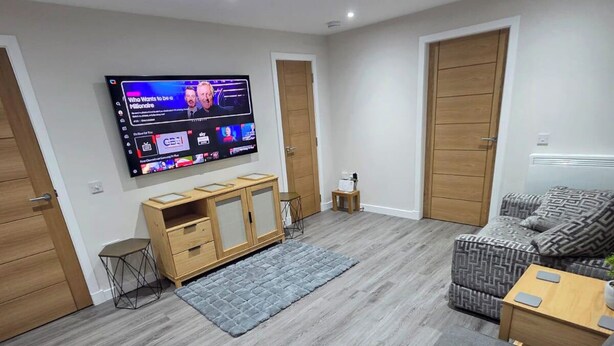 Unclassified image, 1 of 16, button - 2 Bed House Sleeps 5 -Private Garden (Stirling)