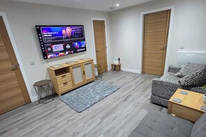 TV - 2 Bed House Sleeps 5 -Private Garden (Stirling)