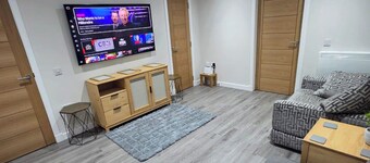 2 Bed House Sleeps 5 -Private Garden