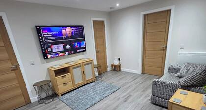 2 Bed House Sleeps 5 -Private Garden