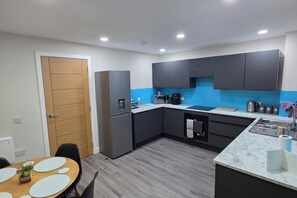 Fridge, microwave, oven, stovetop - 2 Bed House Sleeps 5 -Private Garden (Stirling)