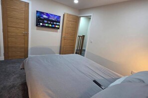Iron/ironing board, WiFi, bed sheets - 2 Bed House Sleeps 5 -Private Garden (Stirling)