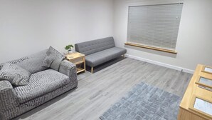 Unclassified image, 2 of 16, button - 2 Bed House Sleeps 5 -Private Garden (Stirling)