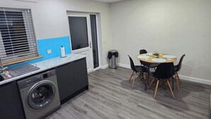 Unclassified image, 4 of 16, button - 2 Bed House Sleeps 5 -Private Garden (Stirling)