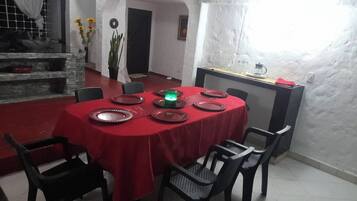 House, 4 Bedrooms, Balcony | Dining room
