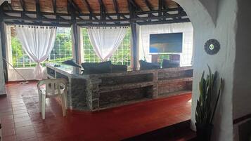 House, 4 Bedrooms, Balcony | Lobby