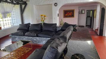 House, 4 Bedrooms, Balcony | Living room