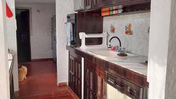 House, 4 Bedrooms, Balcony | Private kitchen