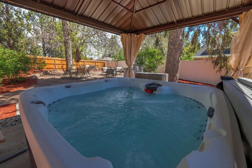 Historic Broadmoor Estate 5000 Sqft, Private Acer, Near Broadmoor Resort