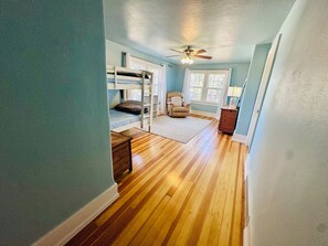 5 chambres, fer et planche à repasser, Wi-Fi, draps fournis