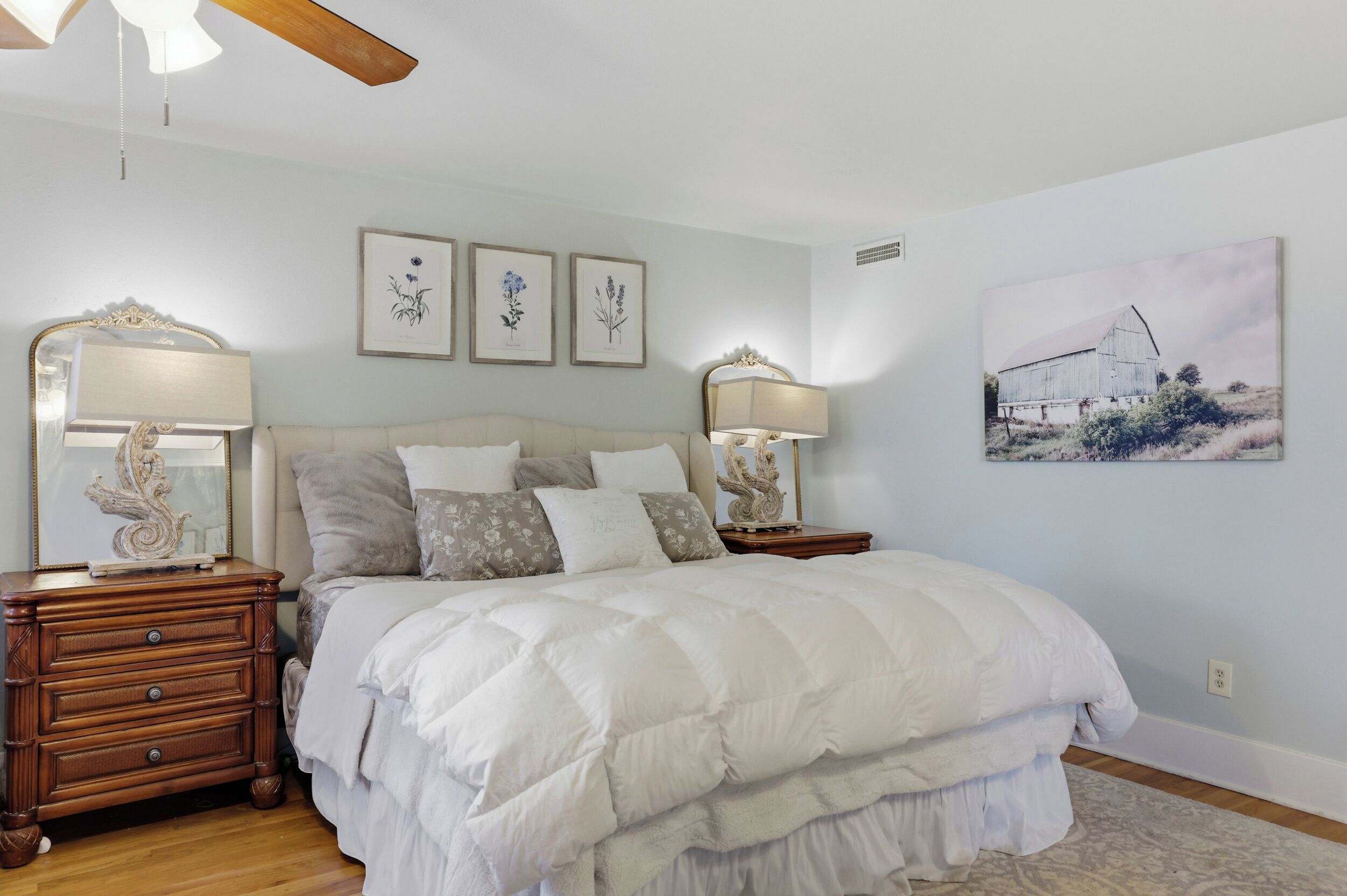 4 bedrooms, iron/ironing board, WiFi, bed sheets