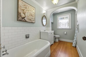 Jetted bath, hair dryer, towels, soap - Historic Broadmoor Estate 5000 Sqft, Private Acer, Near Broadmoor Resort (Colorado Springs)