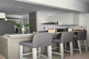 Private kitchen - Punta Cana 3BR Condo - Pool & Jacuzzi - Gated - 15 Min to Bávaro Beach (Punta Cana)