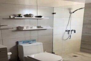 Doccia, asciugacapelli, asciugamani, sapone