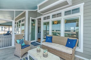 TV - Harmony Cottage is a four-bedroom, 4.5 bath seaside sanctuary centrally located on Bald Head Island (Bald Head Island)