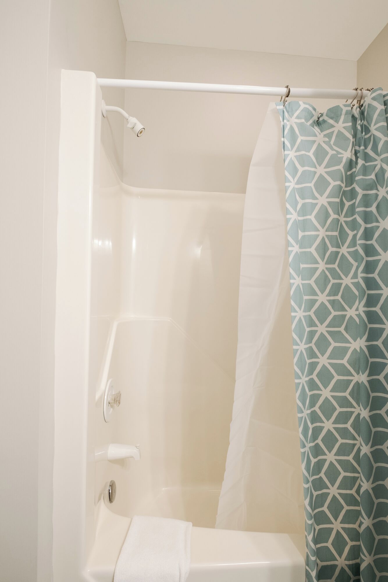Un baño con bañera, ducha y retrete.