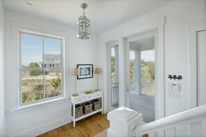 Interior - Chippin' & Sippin' gives you the best of the beach AND the golf course (Bald Head Island)