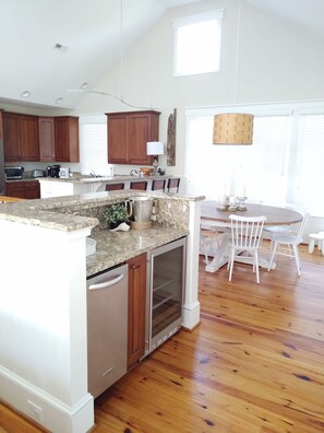 Fridge, microwave, oven, stovetop - This white picket-fenced Southern Charmer-close to East Beach (Bald Head Island)