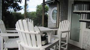 Outdoor dining - This white picket-fenced Southern Charmer-close to East Beach (Bald Head Island)