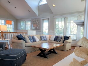TV - This white picket-fenced Southern Charmer-close to East Beach (Bald Head Island)