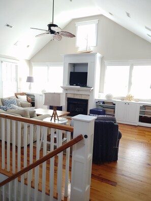 TV - This white picket-fenced Southern Charmer-close to East Beach (Bald Head Island)