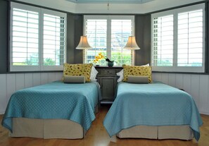 7 bedrooms, iron/ironing board, WiFi, bed sheets - NEWLY RENOVATED with 4 golf carts! Inescapable View is a magnificent estate overlooking South Beach (Bald Head Island)