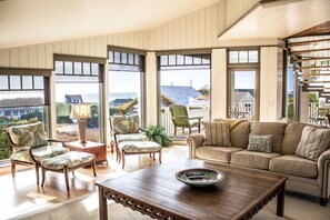TV - NEWLY RENOVATED with 4 golf carts! Inescapable View is a magnificent estate overlooking South Beach (Bald Head Island)