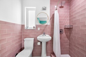Shower, hair dryer, towels, soap - Double Queen Room with Free Parking at Miami's Best Boutique Hotel (Miami)