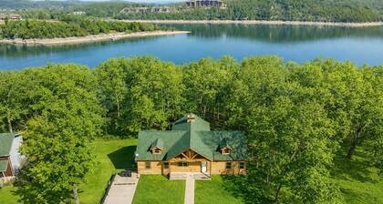 Lakefront 6BR Lodge • Sleeps 20 • Hot Tub • 4 Miles to Thunder Ridge